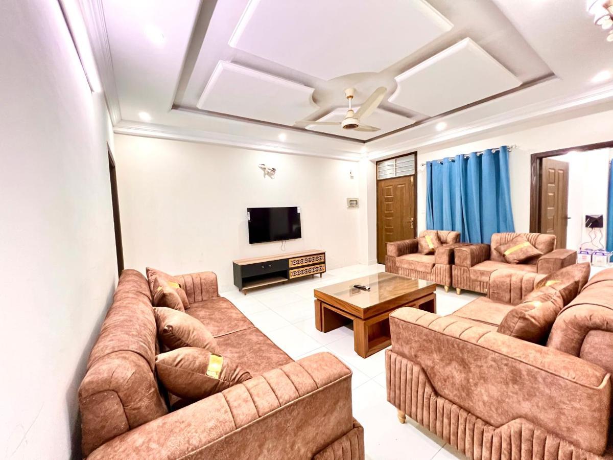 Luxury 3 Bedrooms Apartment Lounge+Kitchen Air-Conditioning And Wifi E11 İslamabad Dış mekan fotoğraf